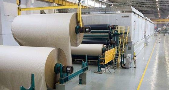 Hochgeschwindigkeitskraftpapier-Produktion, die Kalander-Ausrüstung 300g/㎡ klebt